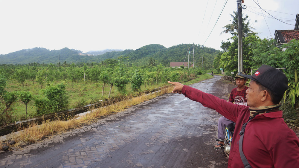 Perwakilan warga Dusun Ringinagung Katoyo memberikan keterangan terkait rencana pengiriman surat tuntutan ke Pemkab Banyuwangi Senin (12/1).