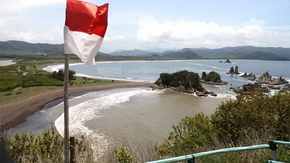 Pantai Teluk Love Jember menawarkan panorama unik berbentuk hati. Berlokasi di pesisir selatan, cocok untuk wisata alam, foto, dan quality time.