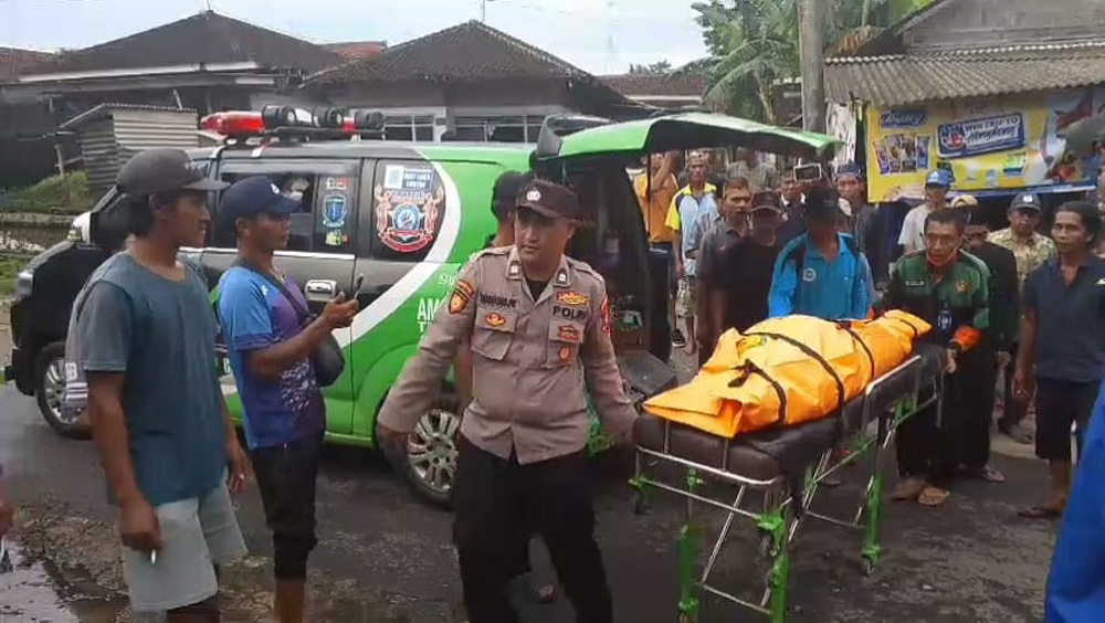 Jenazah Alapi Hariyono dievakuasi oleh tim gabungan di pantai Desa Pengambengan, Kecamatan/Kabupaten Jemberana, Bali pada Minggu (11/1).