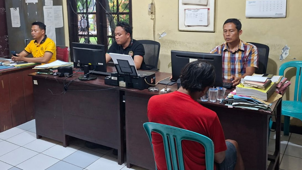 Penyidik Polsek Glenmpore memeriksa Supri, 47, warga Dusun Salamrejo, Desa Tulungrejo, Kecamatan Glenmore di ruang Unit Reskrim, Senin (12/1).