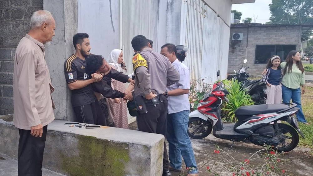 M. Putra Andre, 20, warga Dusun Palodem, Tembokrejo, Kecamatan Muncar diamankan warga setelah dipergoki melakukan pencurian di wilayah Dusun Maron, Desa Genteng Kulon, Kecamatan Genteng, Senin (13/1).