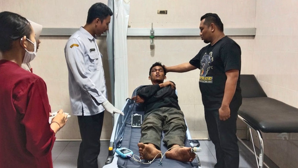BABAK BELUR: Petugas Polsek Genteng ke RSUD Genteng menemani M. Putra Andre untuk mendapat penanganan medis, Senin (12/1) malam.