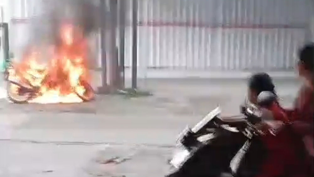 MASIH MENYALA: Sepeda motor tanpa identitas terbakar di tepi Jalan Raya Desa Sraten, Kecamatan Cluring, Selasa (13/1).