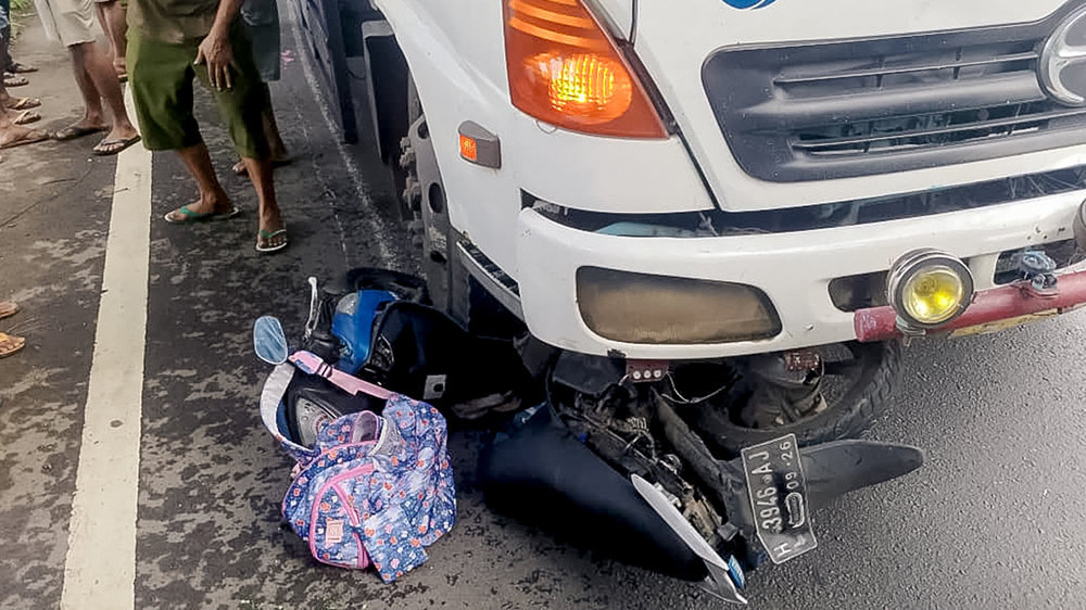 Truk fuso menabrak siswa SDN 2 Alasbuluh Wongsorejo sampai meninggal dunia, Selasa (13/1).