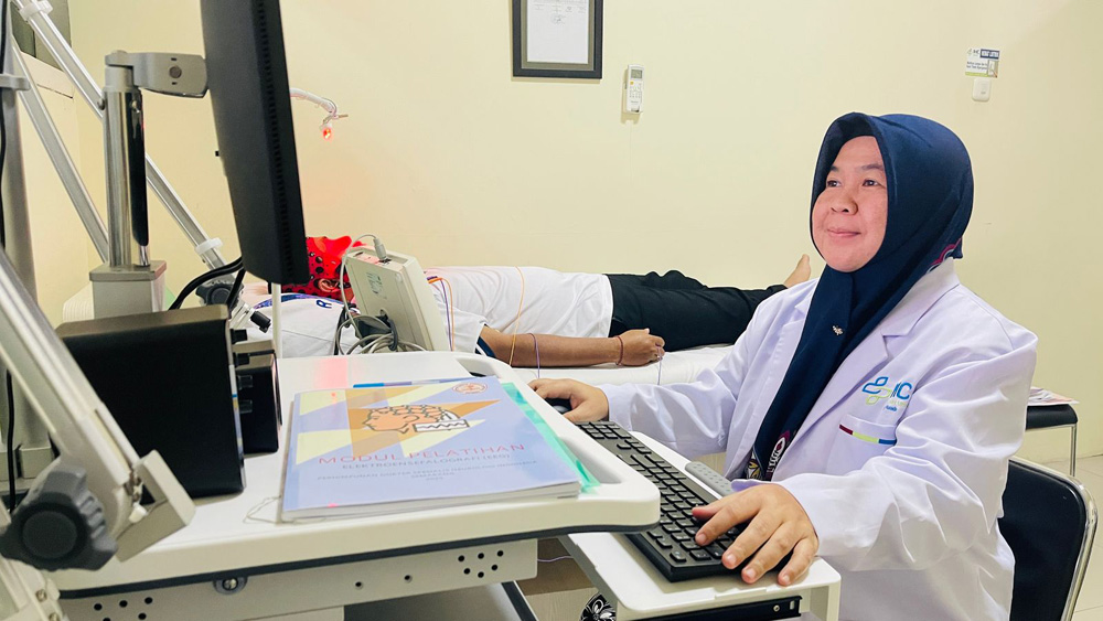 CANGGIH: dr. Anisah Khoiriah, Sp.N dokter Spesialis Syaraf sedang melakukan pemeriksaan Electroencephalography (EEG) di Poliklinik Spesilalis Saraf RSU Bhakti Husada.