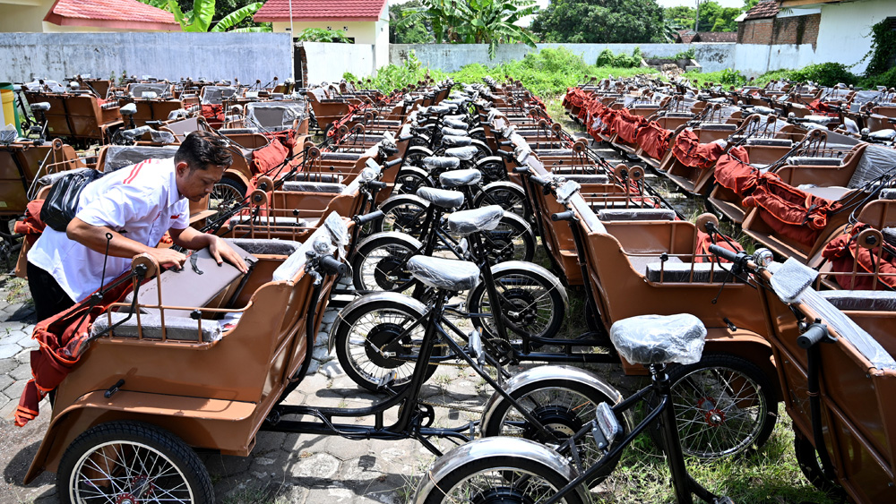 Sebanyak 200 becak listrik bantuan Presiden Prabowo tiba di Banyuwangi. Bantuan ini diprioritaskan bagi pembecak lansia.