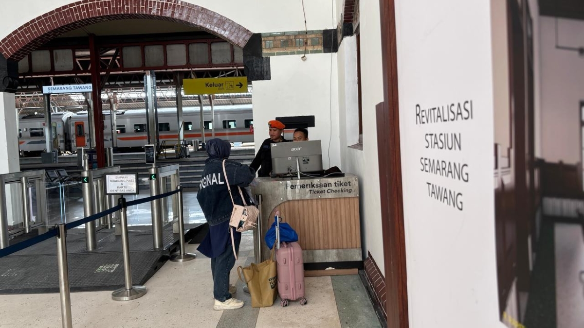 KAI Daop 4 Semarang memusatkan boarding gate di sisi barat Stasiun Tawang.
