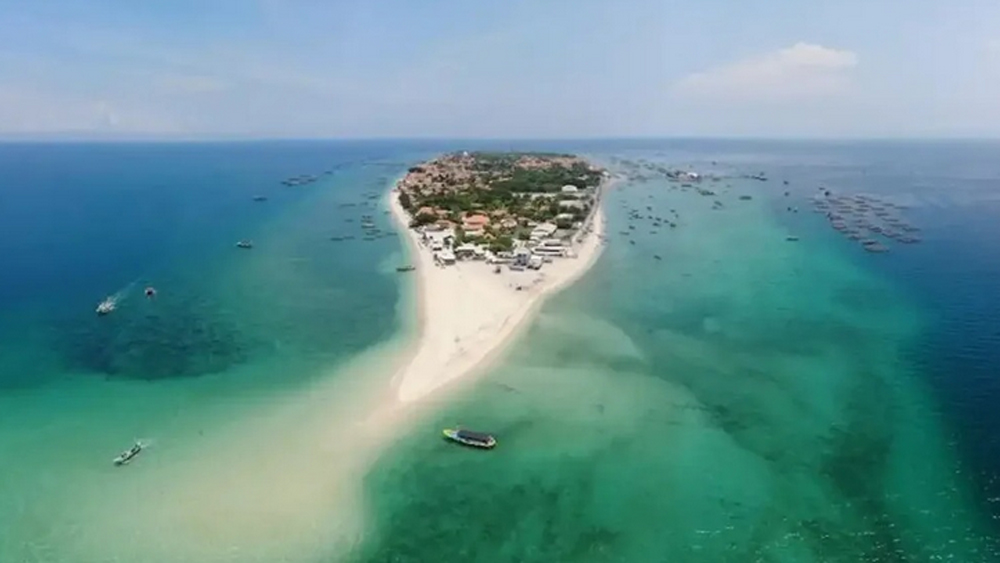 Pulau Gili Ketapang Probolinggo tawarkan wisata bahari lengkap, snorkeling, banana boat, akses mudah, dan paket wisata murah cocok liburan singkat.