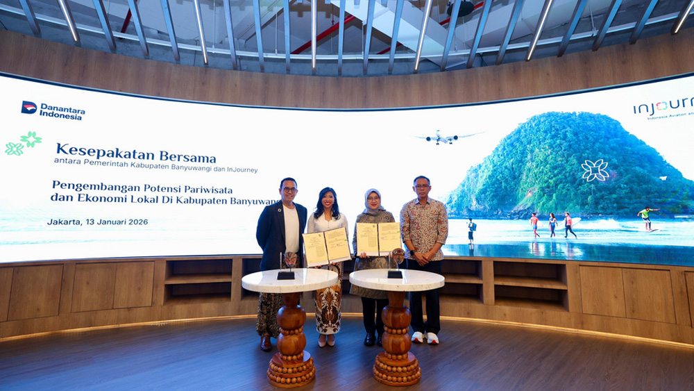 Bupati Banyuwangi Ipuk Fiestiandani teken kerja sama dengan InJourney untuk dorong pariwisata dan penerbangan, targetkan satu juta penumpang per tahun.