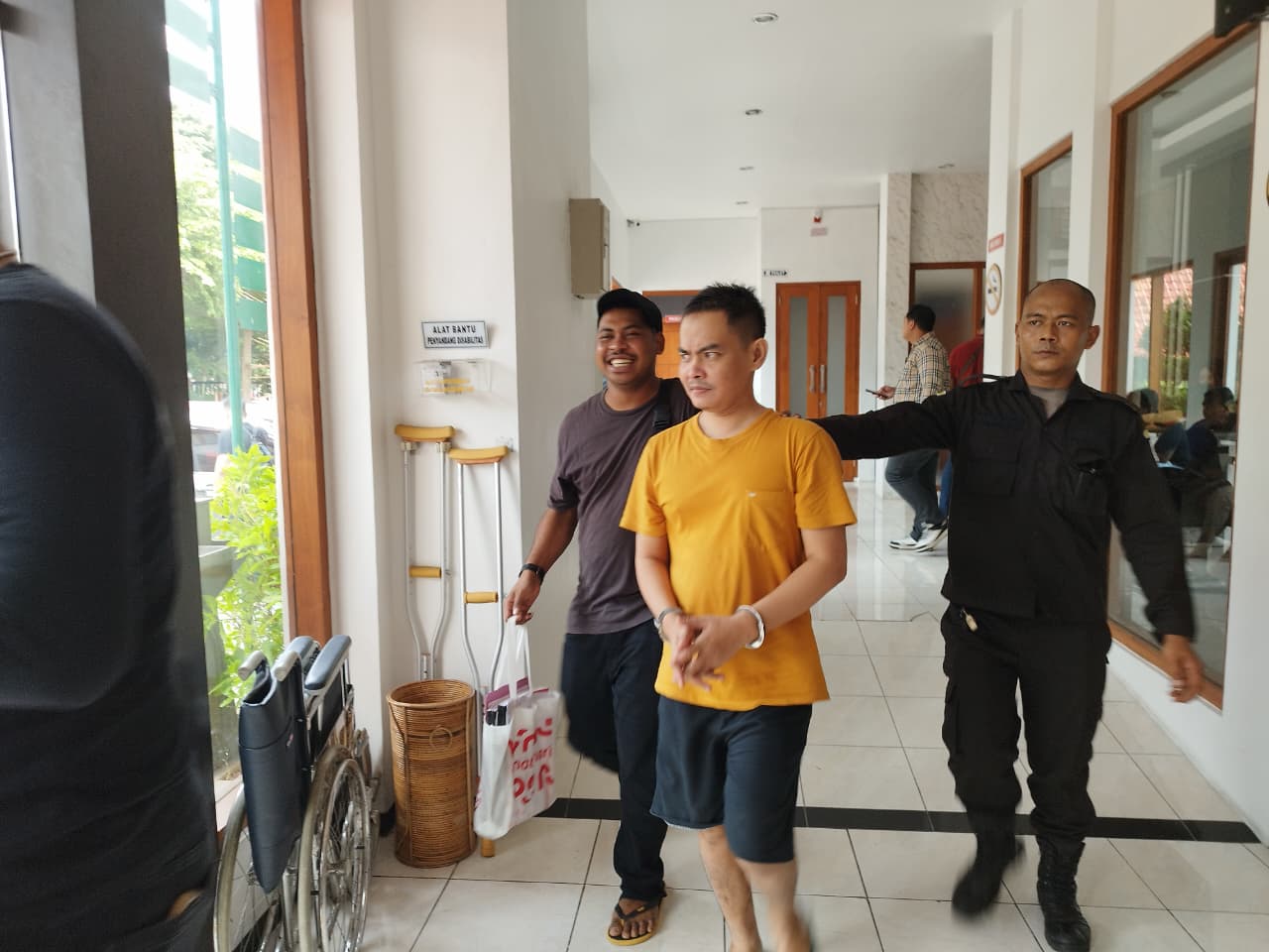 TANGAN TERBORGOL: Tersangka kasus pembunuhan, Ghandi Dibya Frandana, dilimpahkan penyidik Reskrim ke Kejaksaan Negeri Banyuwangi, Selasa (13/1).