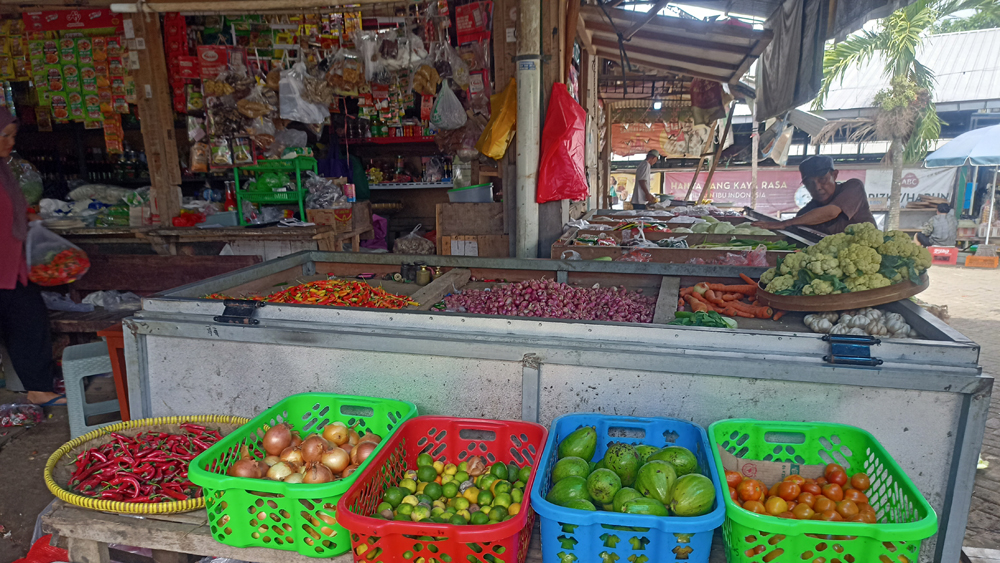HARGA TURUN: Pedagang di Pasar Srono sedang menyiapkan sayuran untuk dijual, Rabu (14/1).