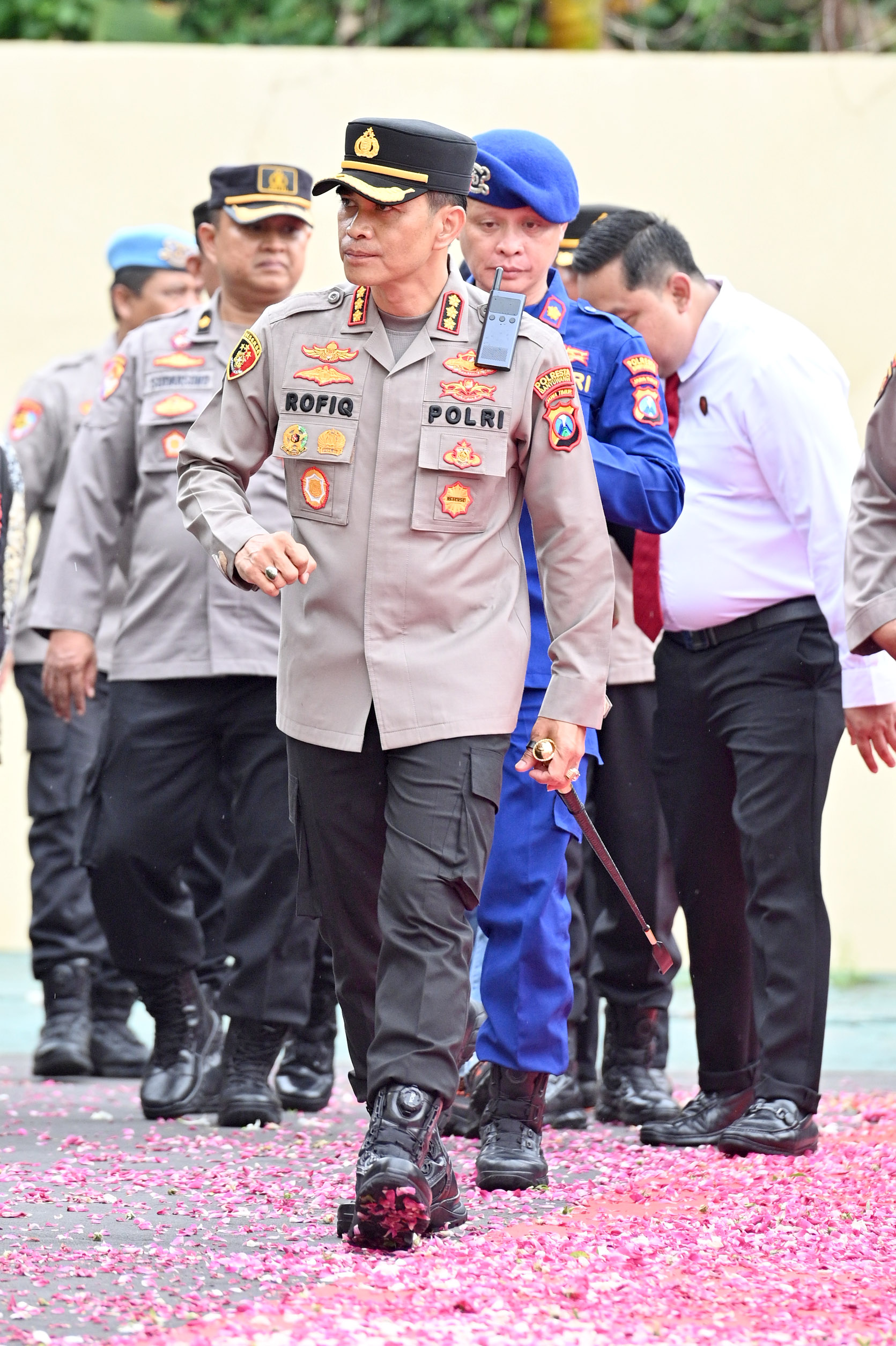 JAGA KAMTIBMAS: Kapolresta Kombespol Rofiq Ripto Himawan usai upacara farewell di Mapolresta Banyuwangi, Sabtu (10/2).