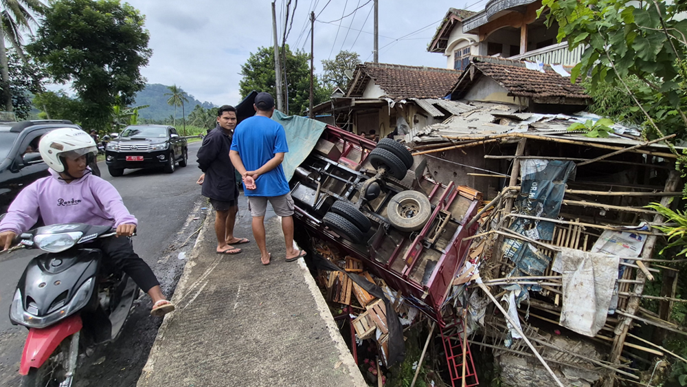 TKP: Anggita Unit Gakkum Polrestas Banyuwangi olah tempat kejadian perkara (TKP) di lokasi kecelakaan tunggal masuk Dusun Tegalgondo, Desa Kajarharjo, Kecamatan kalibaru, Rabu (14/1).
