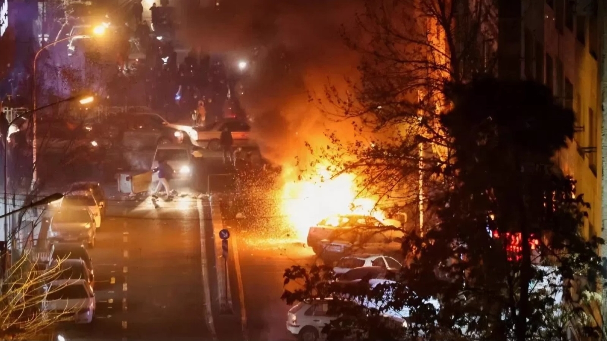 Presiden Iran turun ke jalan di tengah krisis ekonomi parah.