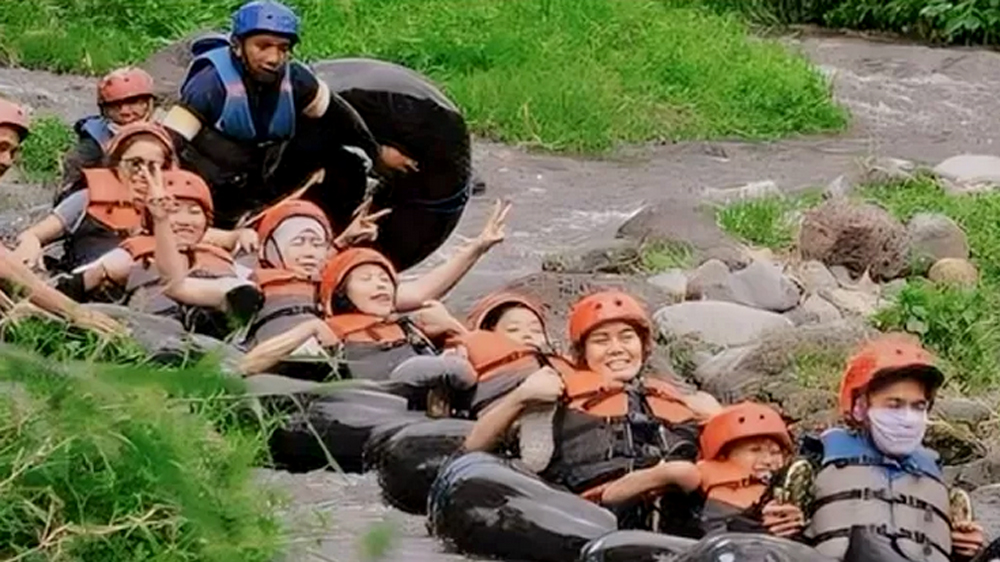 Tubing di sungai Banyumoro jadi andalan Desa Wisata Wringianom Malang.