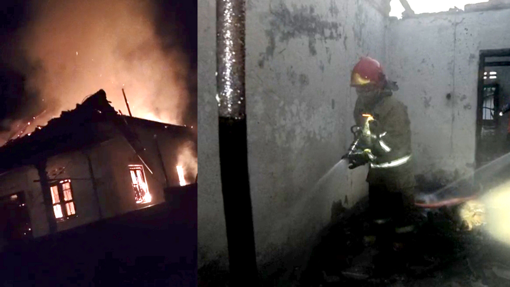 Petugas Damkarmat sedang memadamkan api yang menghanguskan rumah di Dusun Dadapan, Desa Pakistaji, Kecamatan Kabat, Rabu (14/1).