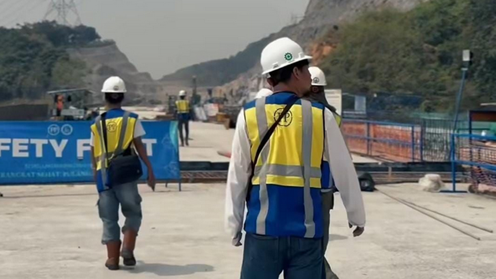 Para pekerja di proyek jalan tol Prosiwangi.
