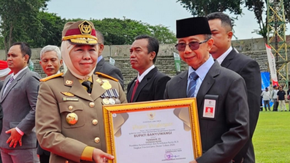 Bupati Banyuwangi Ipuk dianugerahi Pembina K3 Terbaik Jatim, 20 perusahaan raih Zero Accident, dorong keselamatan kerja dan produktivitas.
