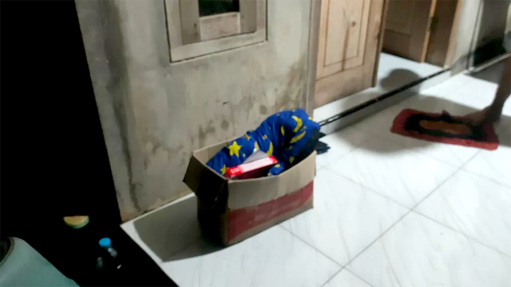 Kardus mi instan berisi bayi ditemukan di rumah Sutikno, pensiunan Polri, di Desa Olehsari, Kecamatan Glagah, Banyuwangi, Jawa Timur.