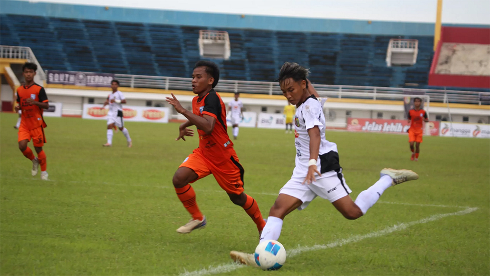 Persid Jember (putih) menjadi tuan rumah babak 16 besar Liga 4 Jatim.