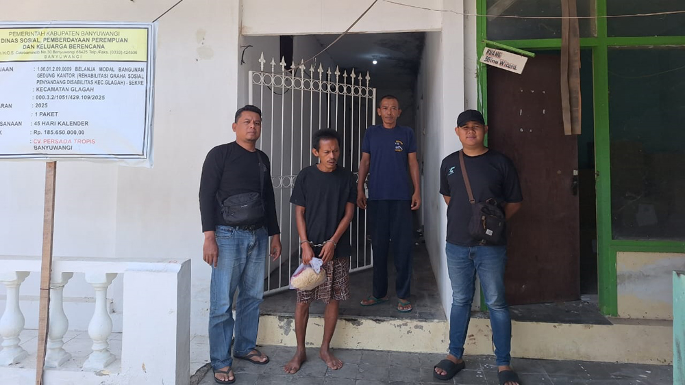 DITITIPKAN: Anggota Reskrim Polsek Singojuruh menyerahkan Arjuna ke Dinsos Banyuwangi, Jumat (16/1).