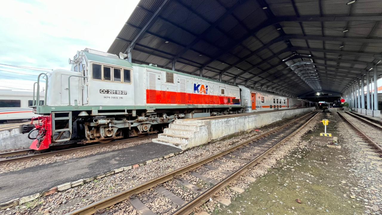 KAI Daop 8 Surabaya pastikan 20 kereta api tetap tepat waktu.