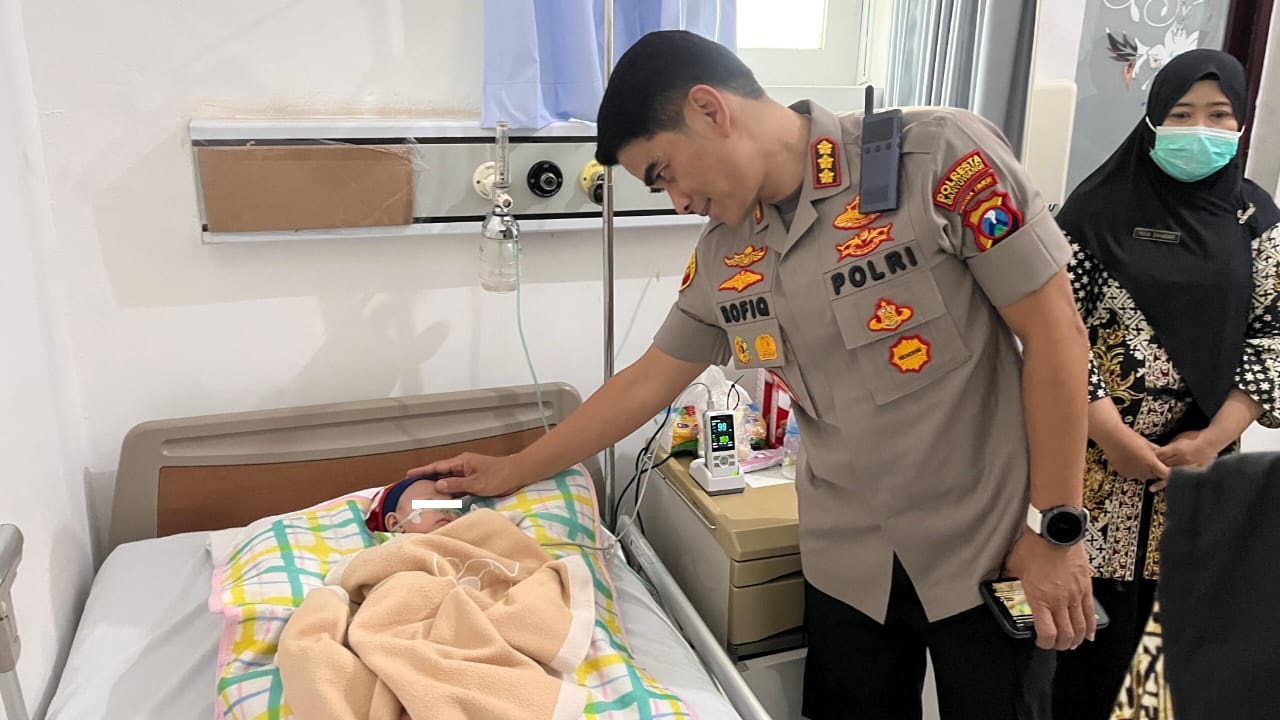 PEDULI: Kapolresta Kombespol Rofiq Ripto Himawan menyambangi bayi yang ditemukan di teras rumah warga Desa Olehsari, Kecamatan Glagah. Bayi tersebut dirawat di RSUD Blambangan.