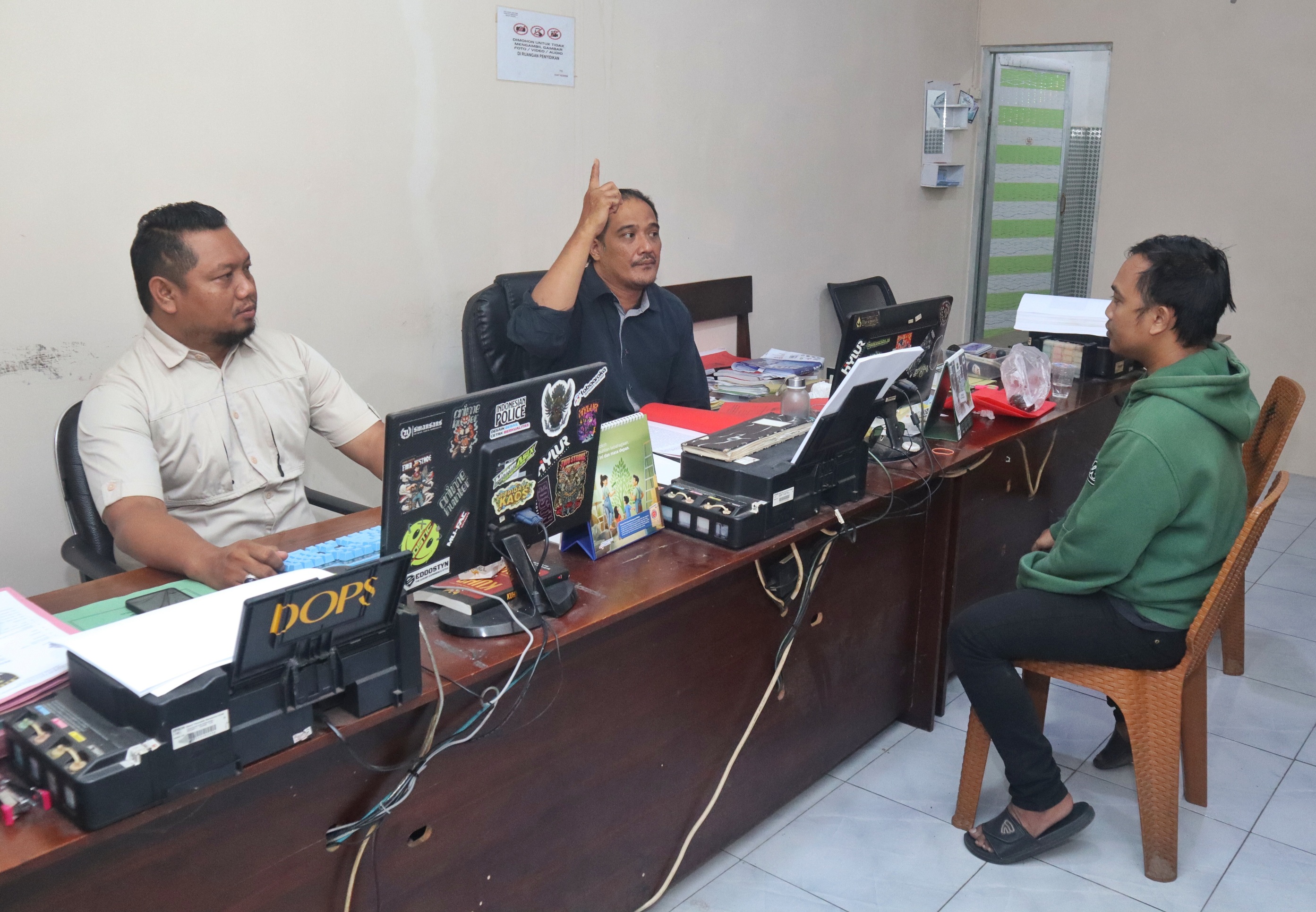TERSANGKA: Polisi memeriksa Memet di Polsek Genteng