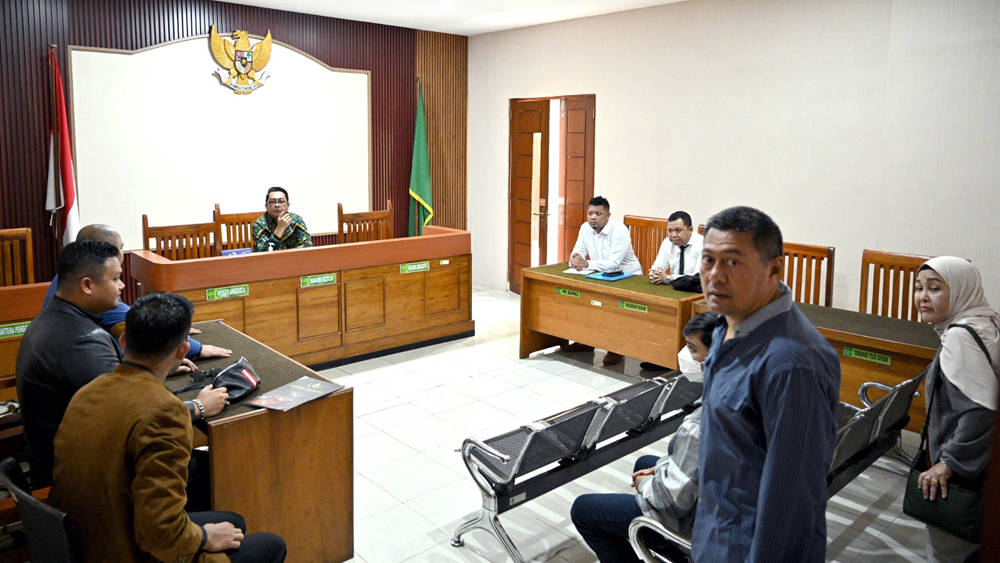 Mediasi kedua di Pengadilan Negeri Banyuwangi Kamis (15/1) hanya dihadiri pengacara tergugat dan penggugat. Denada tidak bisa hadir dengan alasan sibuk kerja.
