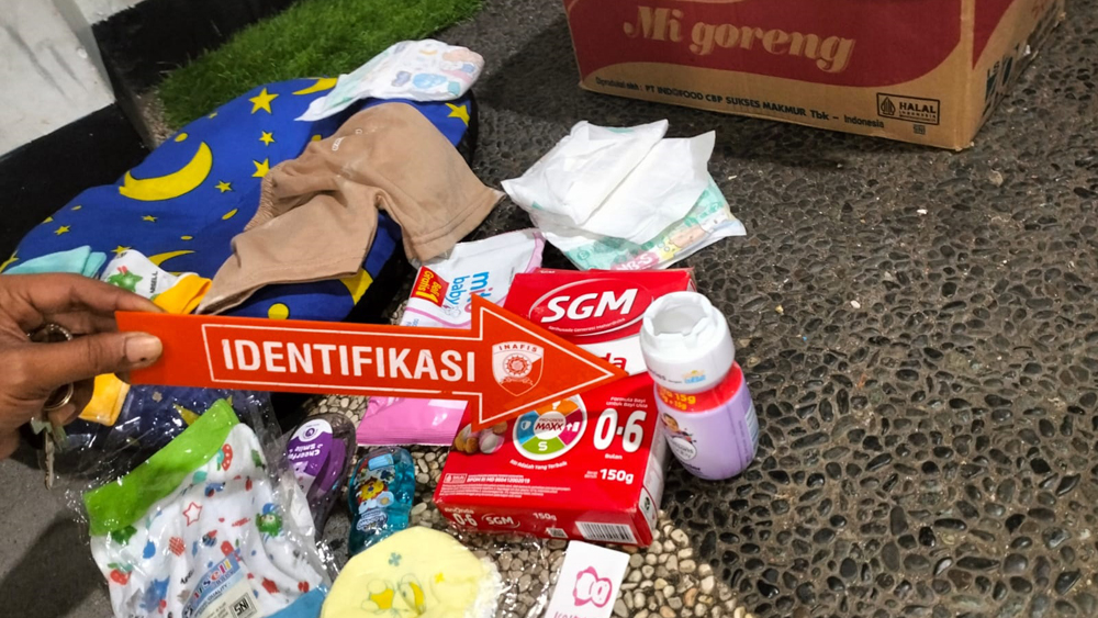 Kebutuhan bayi berupa pakaian, bantal, susu formula, popok, bedak, dan dot ikut diamankan Polsek Glagah untuk kepentingan penyelidikan.