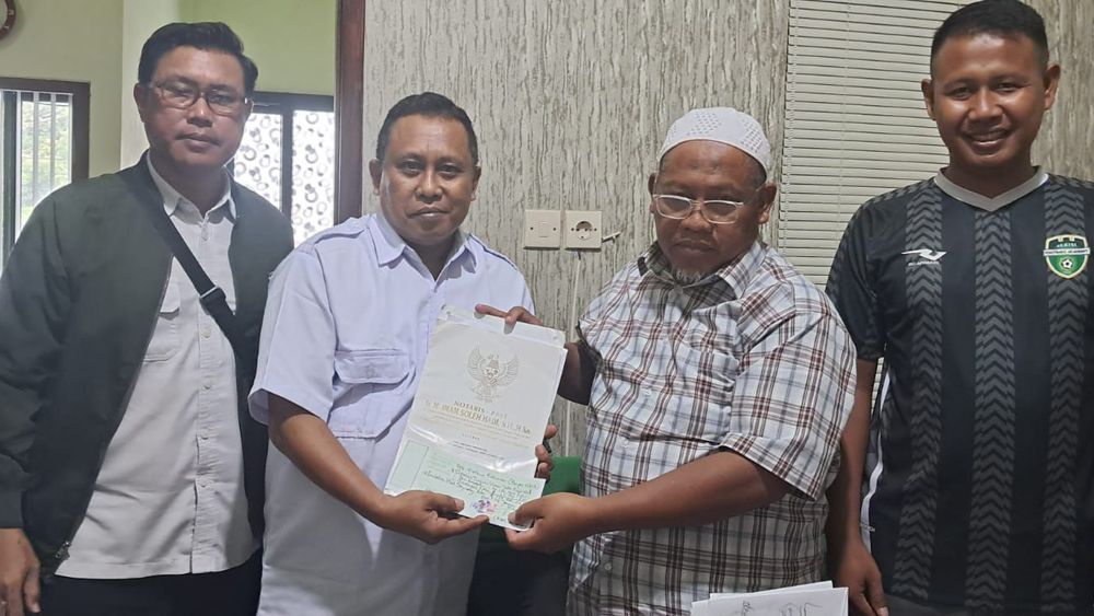 Ketua BP Pebdi Arisdiawan bersama Sekretarisnya Rony Nurdiansyah melakukan prosesi administrasi penjualan klub Banyuwangi Putra (BP) kepada pemilik klub Elkisi FC Mojokerto, Rabu (14/1).