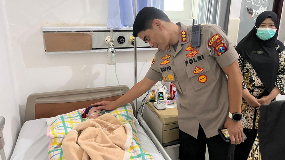 Polresta Banyuwangi menyelidiki kasus penemuan bayi laki-laki di teras rumah warga Glagah. Bayi ditemukan dalam kardus, kini dirawat di RSUD