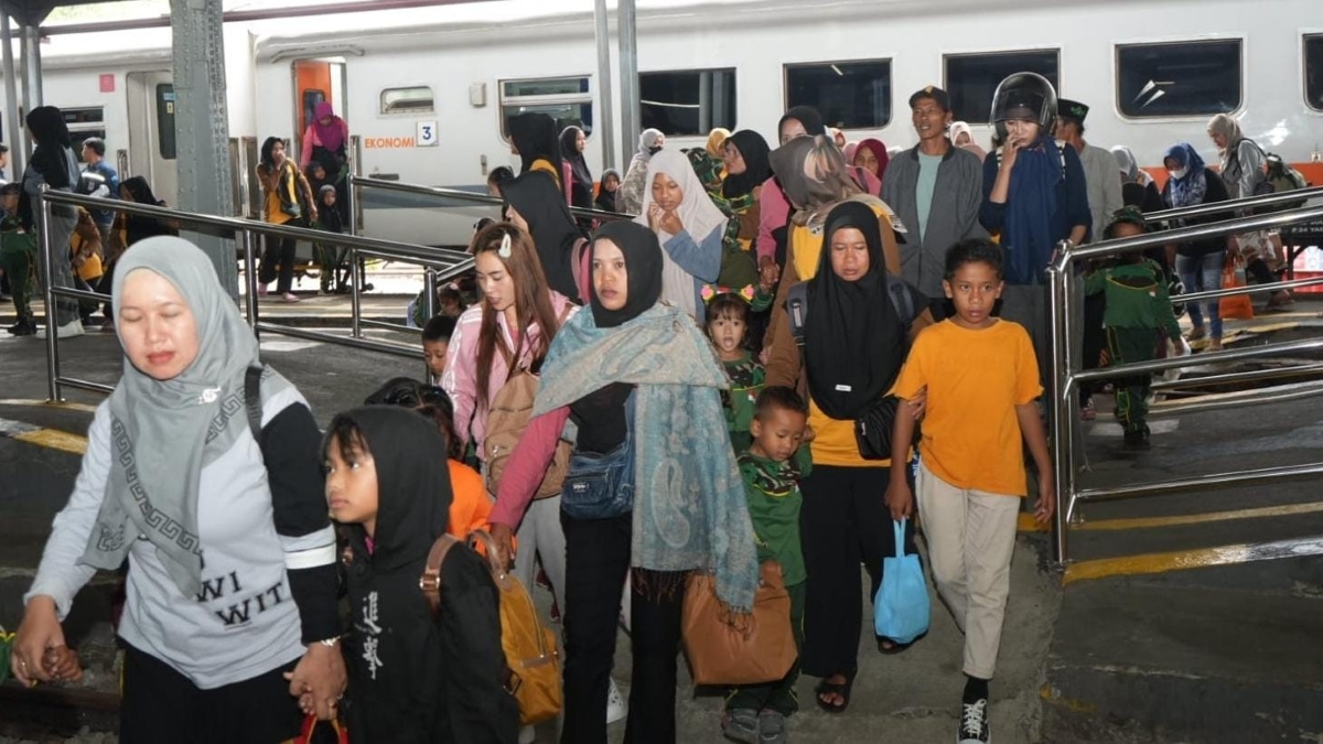 Lonjakan penumpang kereta api KAI Daop 9 Jember jelang libur Isra Miraj.