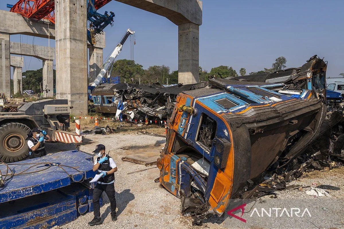 Kecelakaan kereta api di Thailand tewaskan 32 orang.