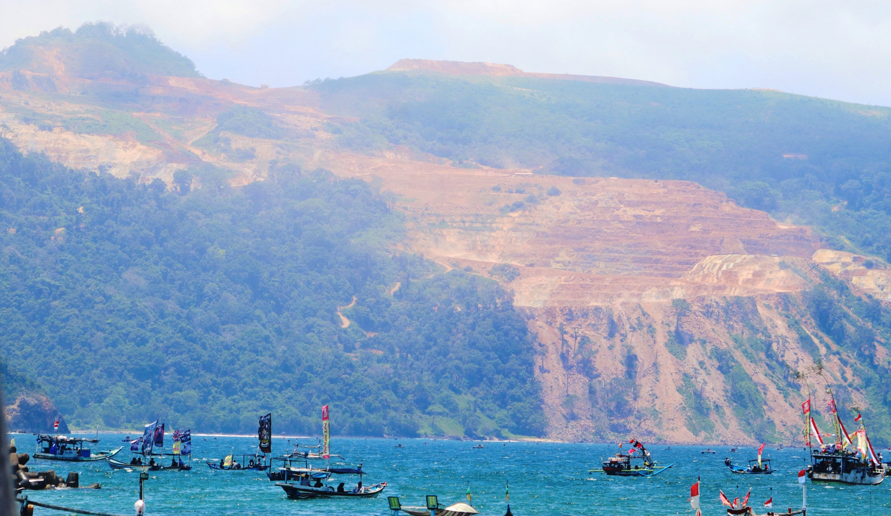RAWAN LONGSOR: Penampakan Gunung Tumpang Pitu di Dusun Pancer, Desa Sumberagung, Kecamatan Pesanggaran setelah ditambang.