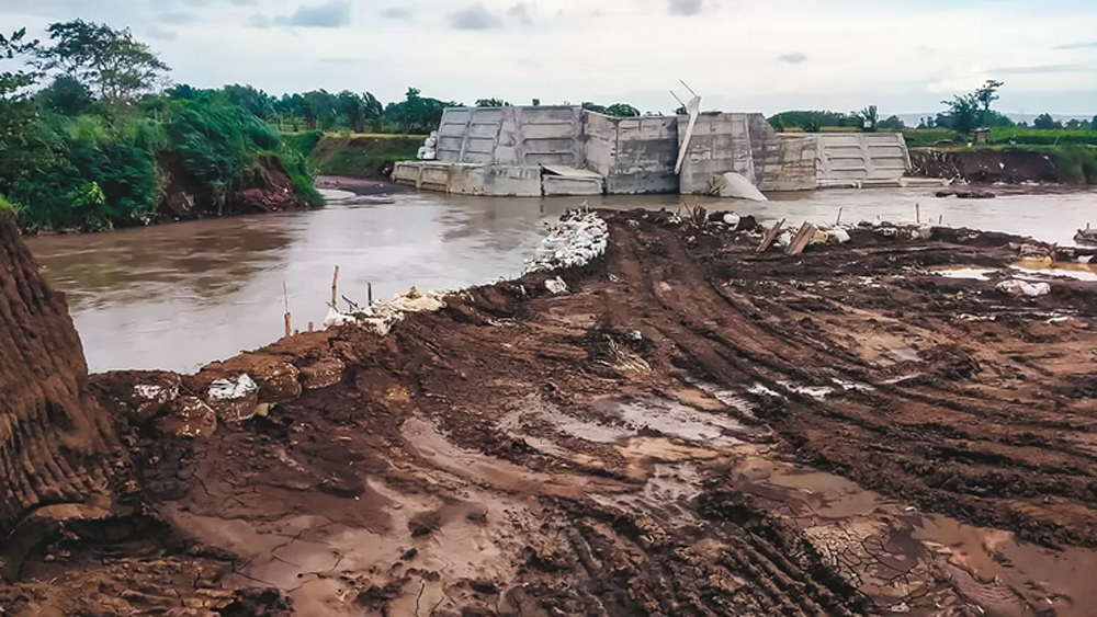 Kondisi dam pelimpah atau spillway Sungai Tanggul di Desa Kepanjen, Kecamatan Gumukmas Jember, yang ambrol.