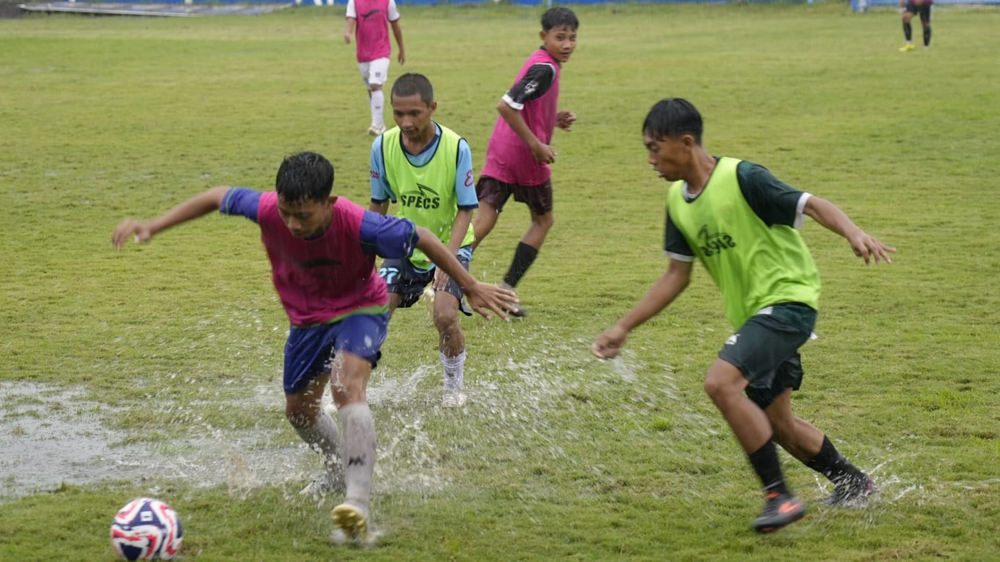 Pemain perwakilan klub dan SSB di Banyuwangi turun di seleksi tim PSSI Banyuwangi di Lapangan AHY FC, Desa Bubuk, Kecamatan Rogojampi, Jumat (16/1).