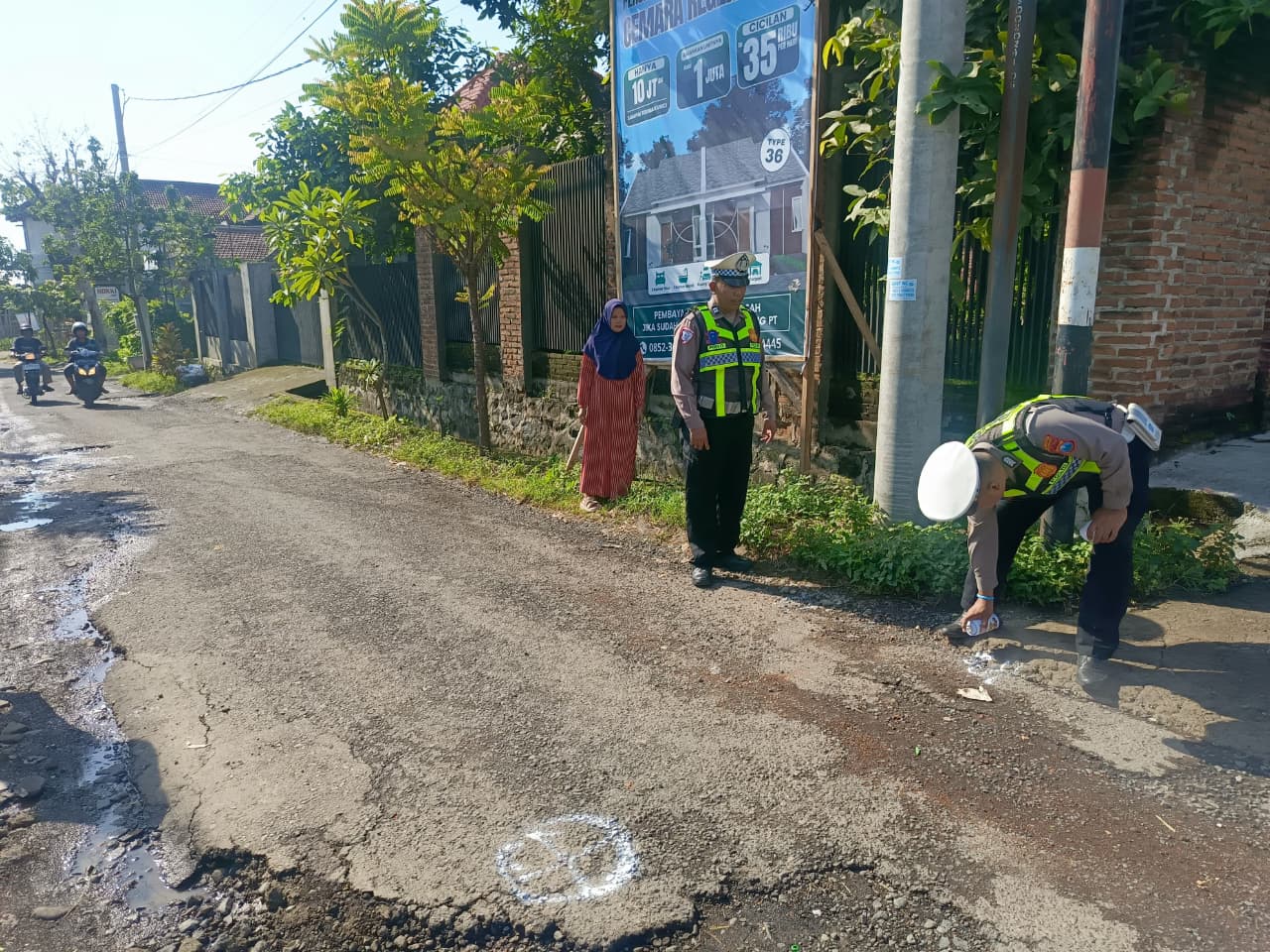 MENELAN KORBAN: Polisi melakukan olah TKP di Jalan Cemara, Kelurahan Kebalenan, Kecamatan Banyuwangi.