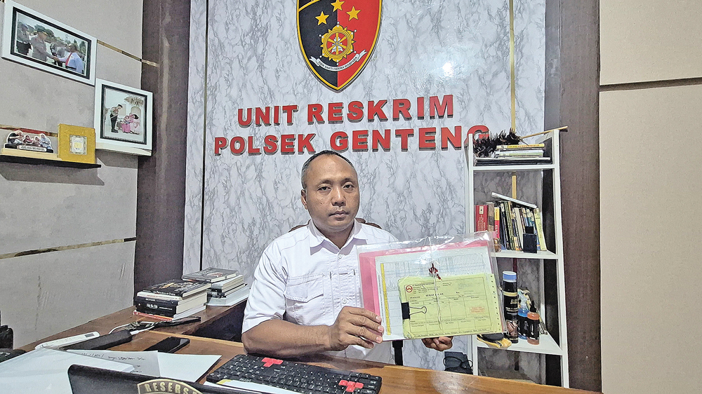 Kanitreskrim Polsek Genteng Ipda Sujarwadi menunjukkan barang bukti sejumlah nota penjualan dan order pakan ternak milik M. Joko Priono alias Memet, Kamis (15/1).