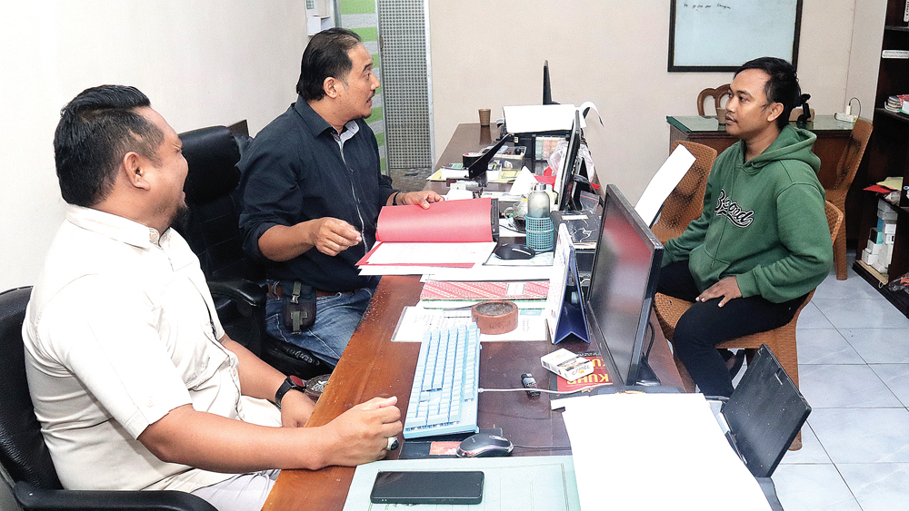 CULAS: Penyidik Unit Reskrim Polsek Genteng memeriksa pelaku penggelapan M Joko Priono alias Memet, Kamis (15/1).