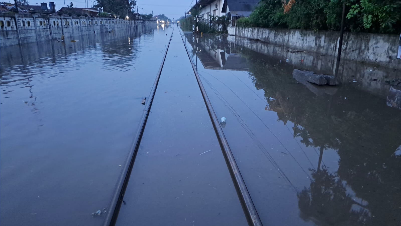 KAI terapkan rekayasa pola operasi akibat genangan air di jalur kereta api Pekalongan-Sragi.