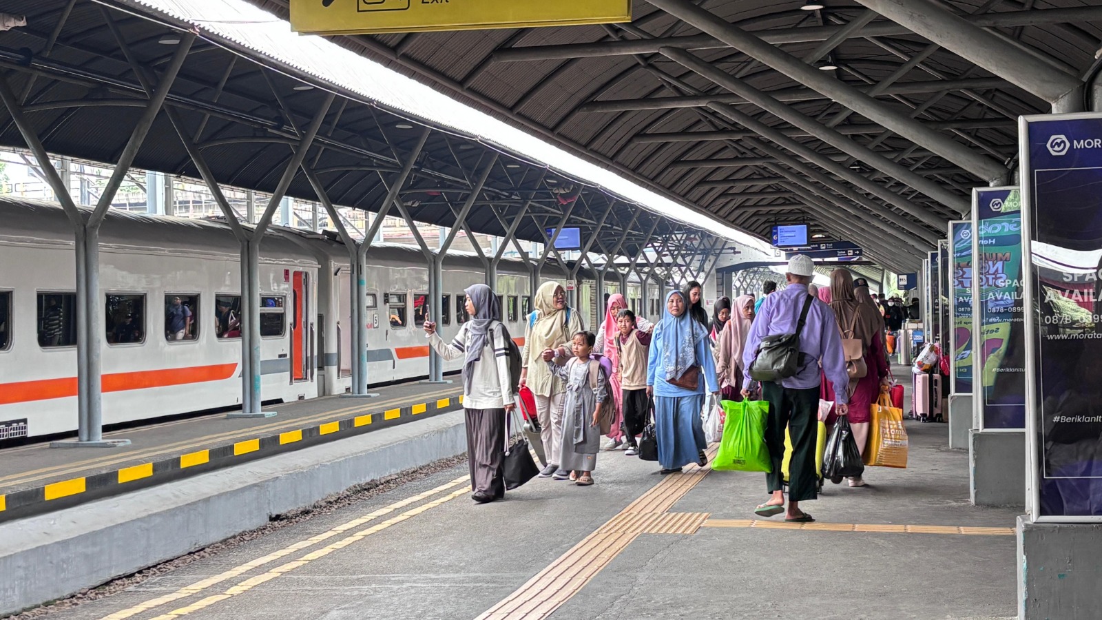 Lonjakan penumpang kereta api terjadi di Surabaya saat libur Isra Mikraj.
