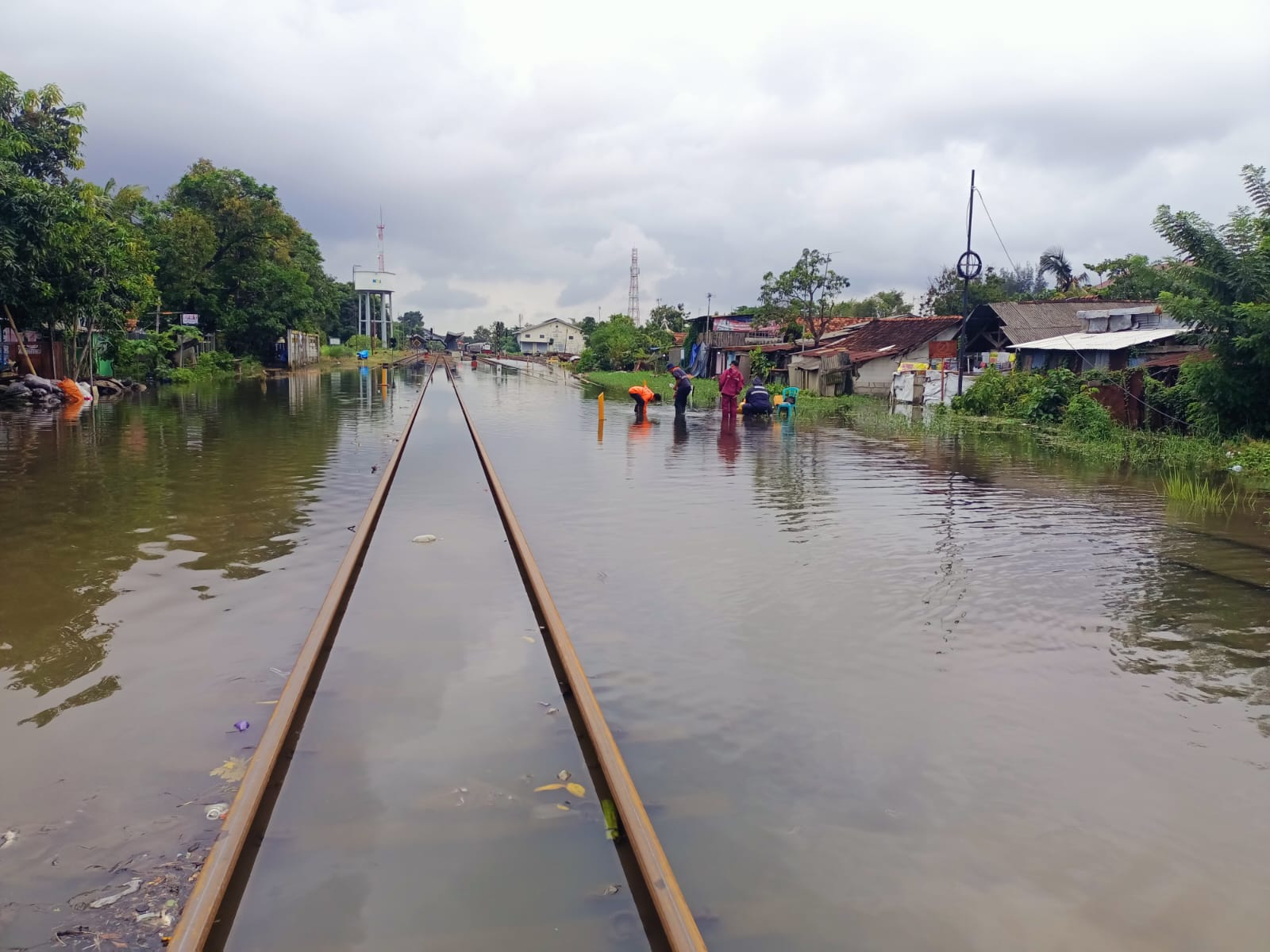 Genangan air di lintas Sragi-Pekalongan tidak ganggu perjalanan kereta api di Daop 7 Madiun.