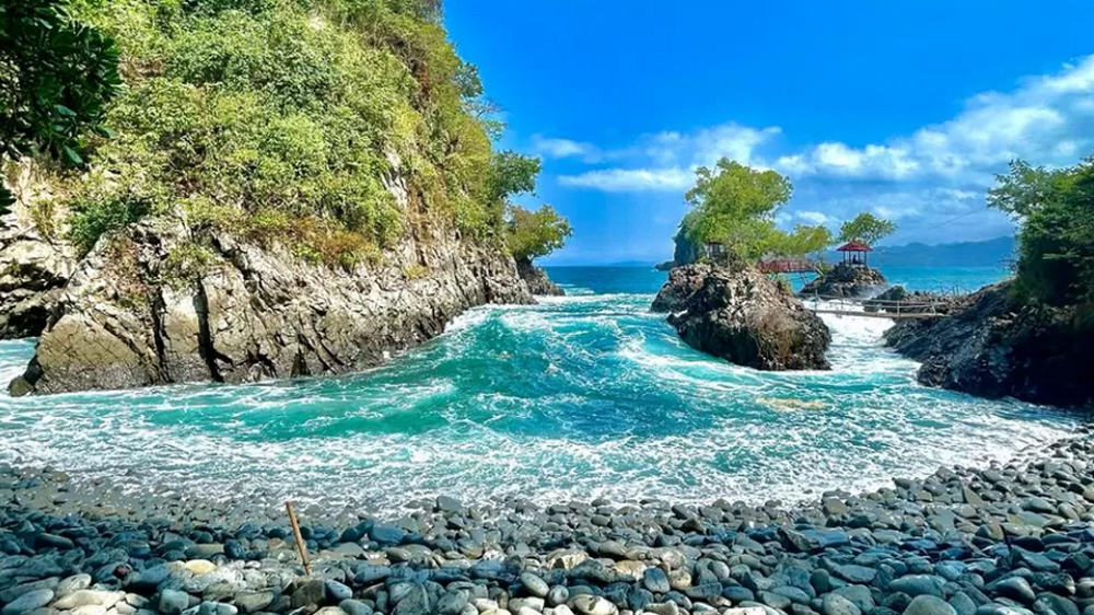 Lembah Watu Pawon Trenggalek, keindahan alam yang memukau dari langit, pemandangan laut dan bebatuan unik.