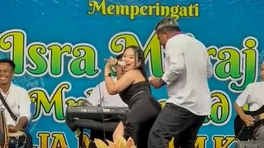 VIRAL: Biduan dangdut bergoyang di atas panggung saat perayaan Isra Mikraj di Dusun Bangunrejo, Desa Parangharjo, Kecamatan Songgon, Jumat (17/1) malam.