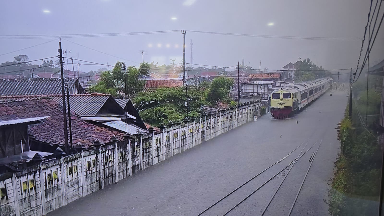 Cuaca ekstrem di Pekalongan sebabkan kereta api tujuan Surabaya dan Malang terlambat hingga 300 menit.