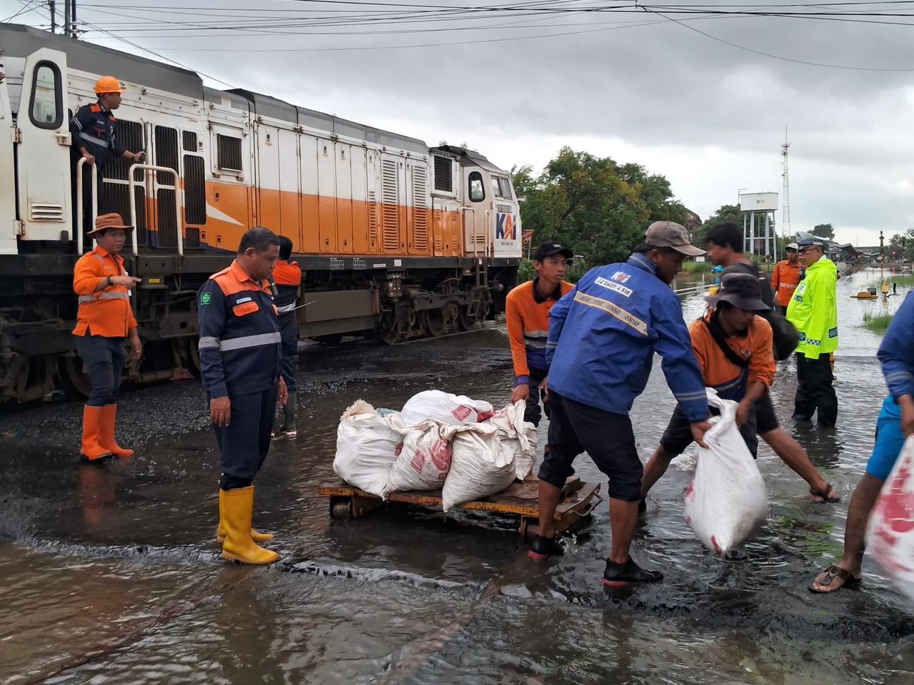 KAI Daop 4 Semarang berlakukan overstapen gratis dan refund tiket 100 persen.