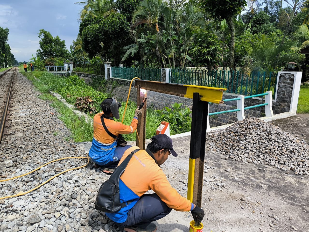 KAI perkuat keselamatan 2025 melalui penutupan perlintasan berisiko.