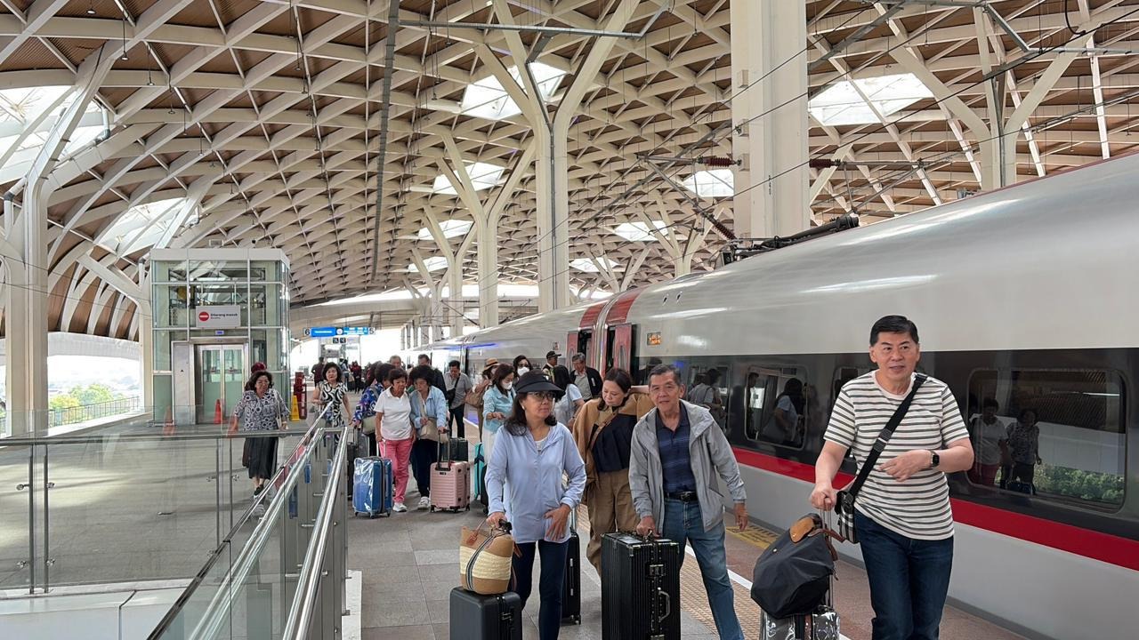 Lonjakan penumpang Kereta Cepat Whoosh terjadi saat libur Isra Miraj 2026.