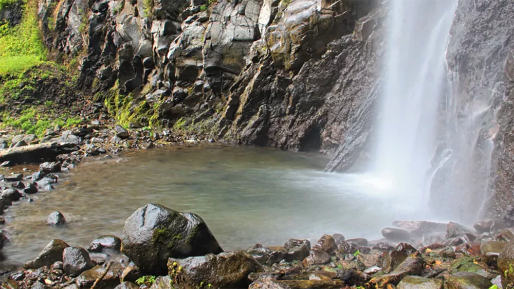 Jember juga punya Air Terjun Tancak. Air terjun tertinggi di lereng Argopuro ini menyuguhkan panorama alami dan sejuk.